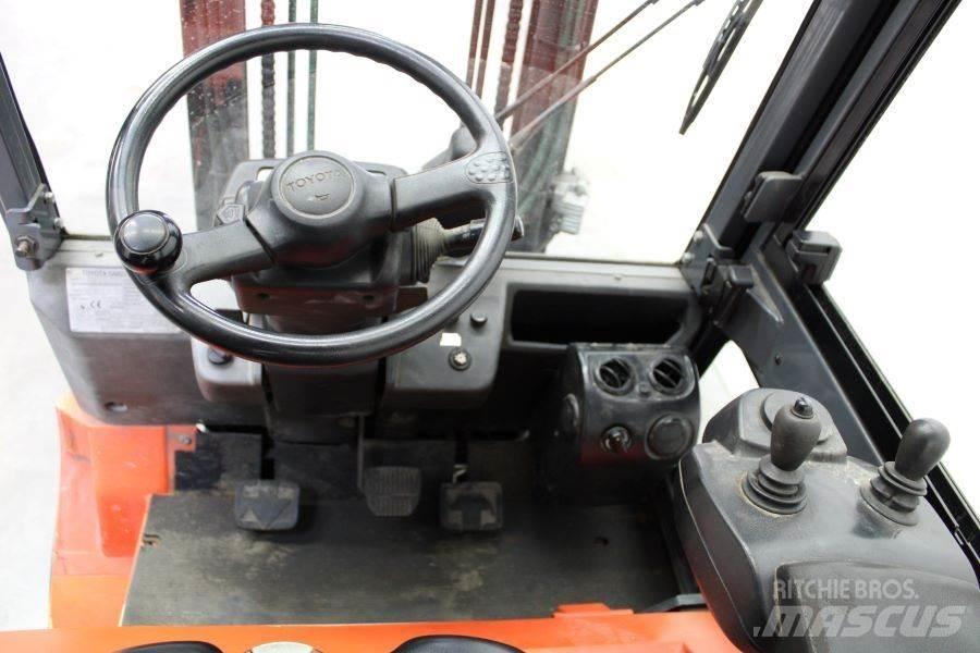 Toyota 7FBM25 전동 지게차