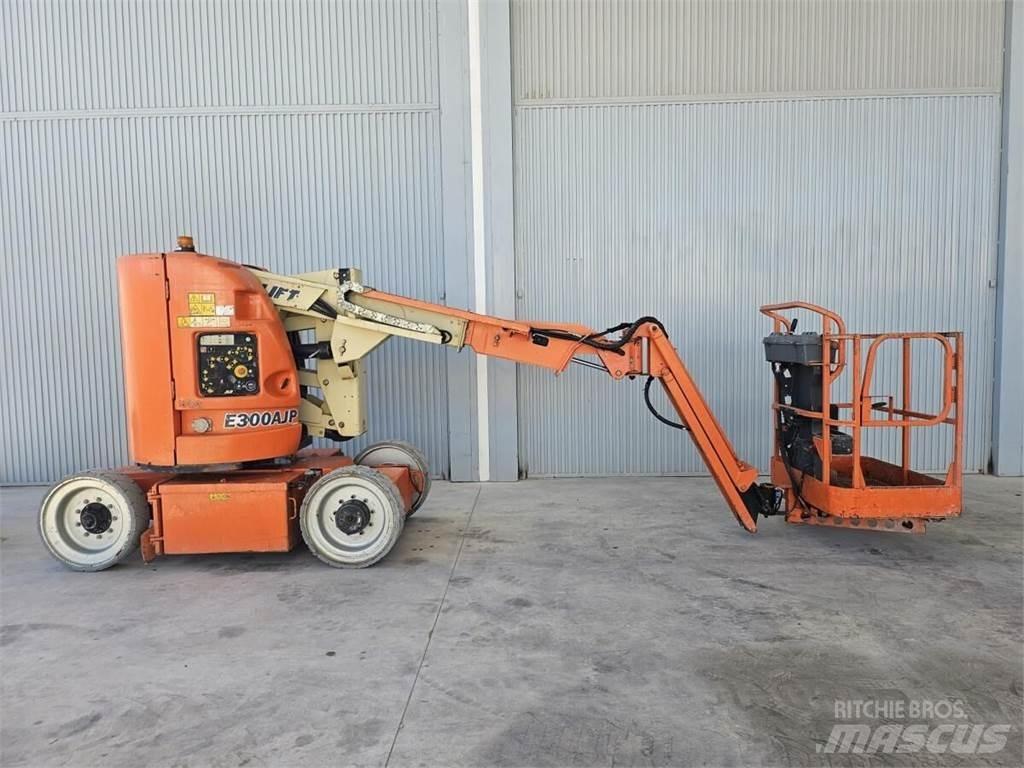 JLG E300AJP 관절형 전동이동 리프트