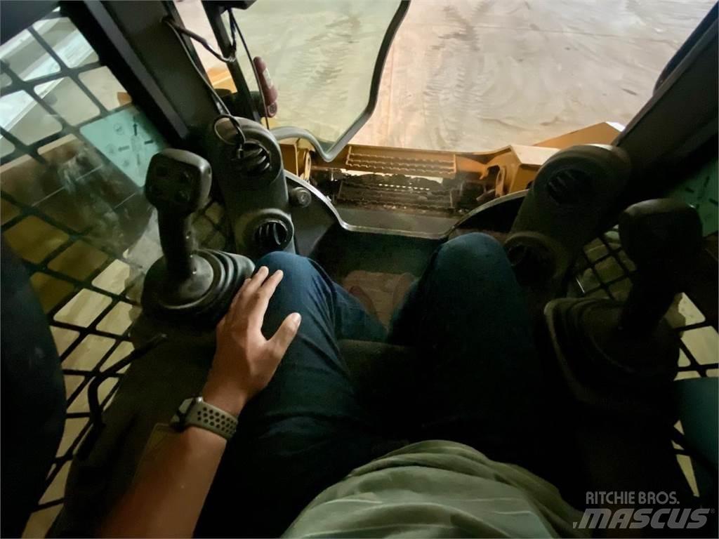 CAT 272D2  스키드로더