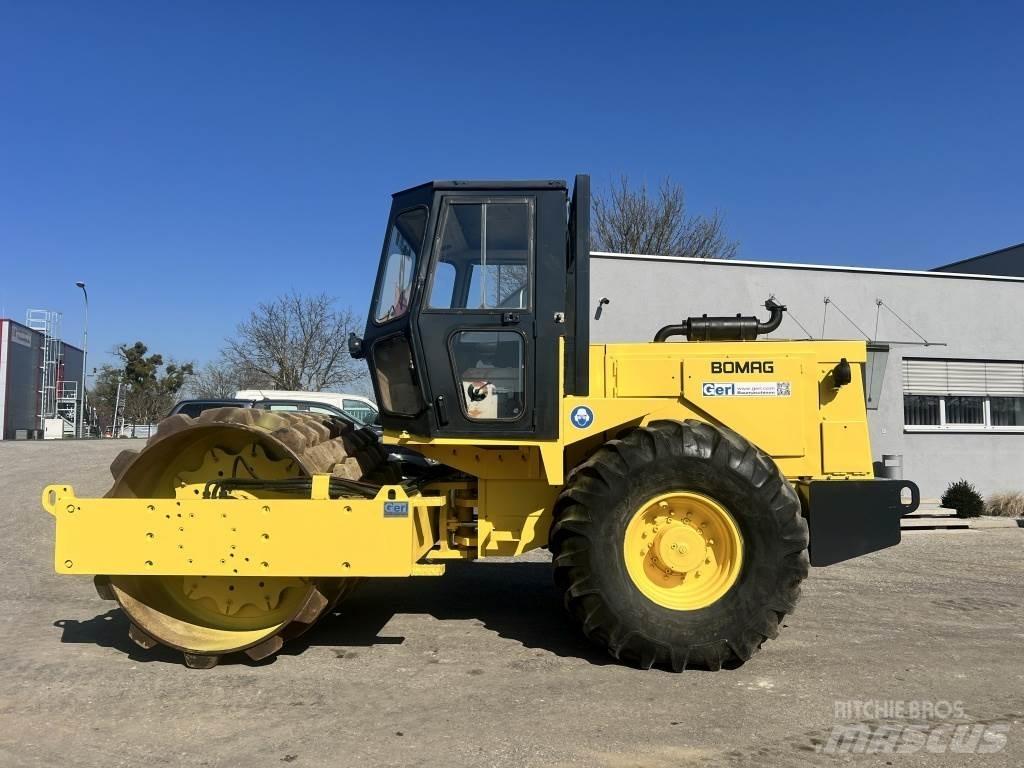 JCB Vibromax W 1402 PD 싱글 드럼 롤러
