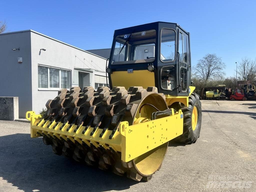 JCB Vibromax W 1402 PD 싱글 드럼 롤러