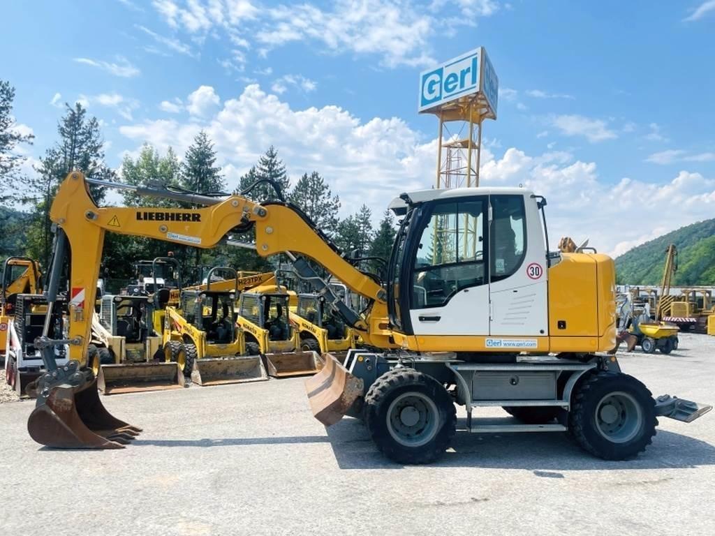 Liebherr A910 Compact  휠 굴삭기