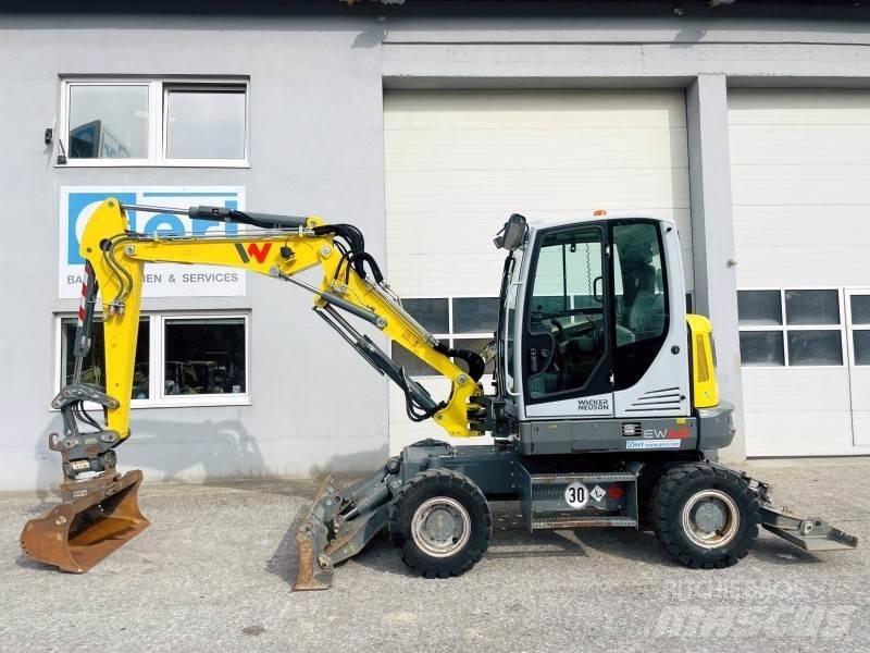 Neuson EW65  휠 굴삭기
