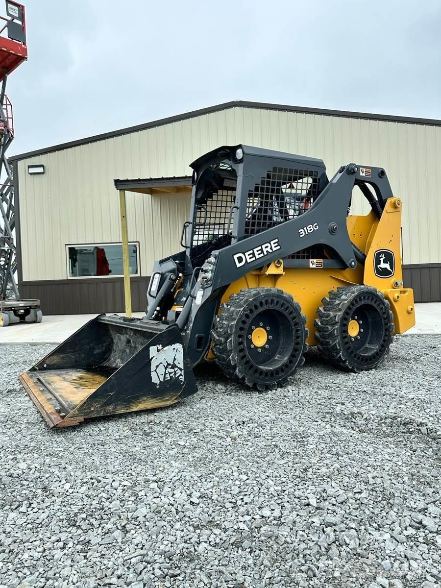 John Deere 318G  스키드로더