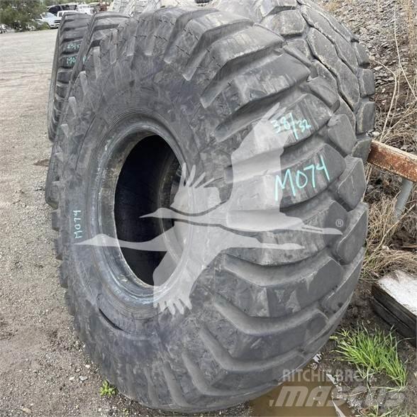 Titan 23.5x25 타이어, 휠 및 림