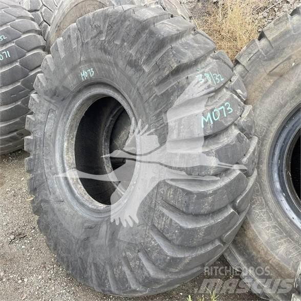 Titan 23.5x25 타이어, 휠 및 림