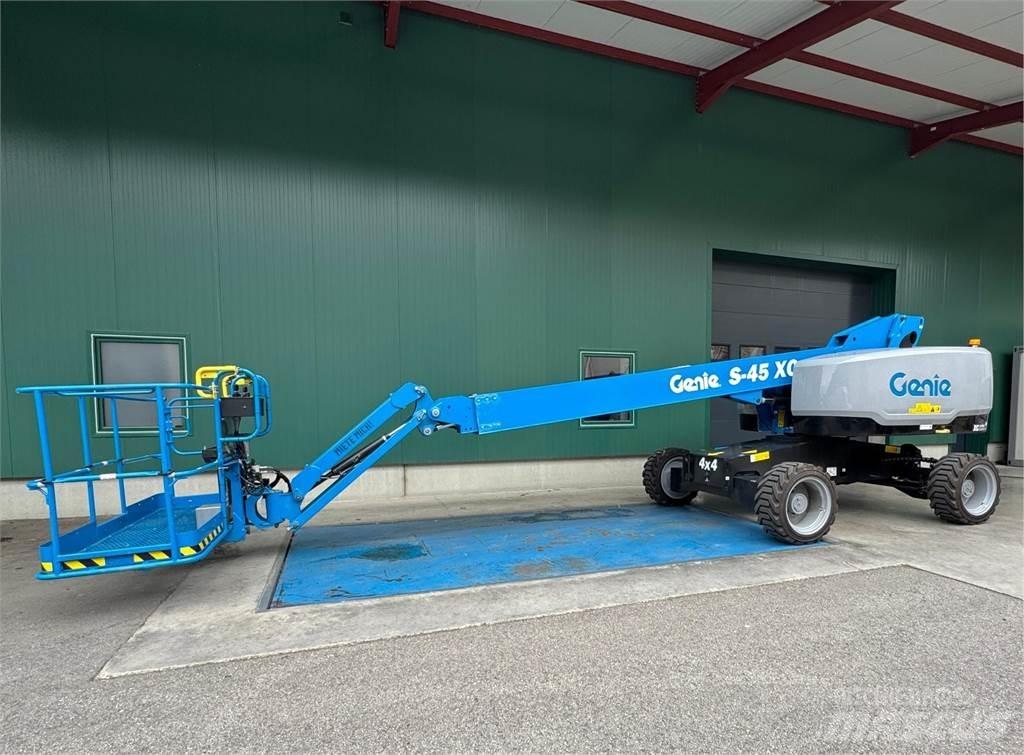 Genie S-45 XC 관절형 전동이동 리프트