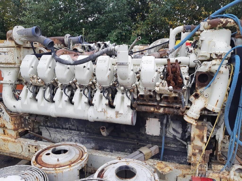 Komatsu 930E 엔진