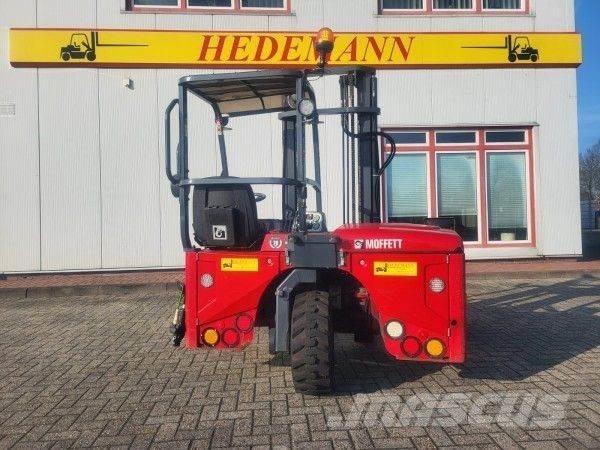 Moffett M4 25.3 험지용 트럭
