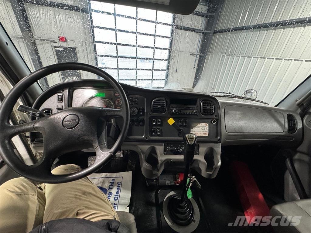 Freightliner M2 106 덤프 트럭