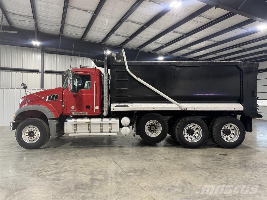 Mack GR64F 덤프 트럭