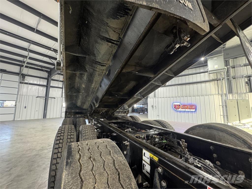 Mack GR64F 덤프 트럭