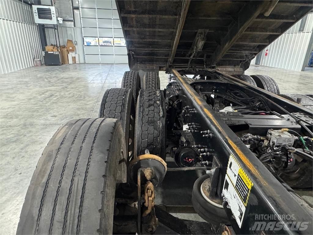 Mack GU433 덤프 트럭