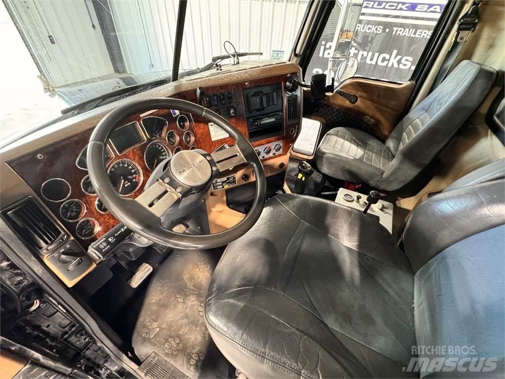 Mack GU713 덤프 트럭