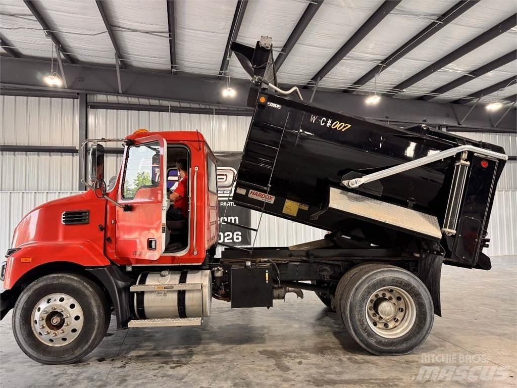 Mack MD6 덤프 트럭