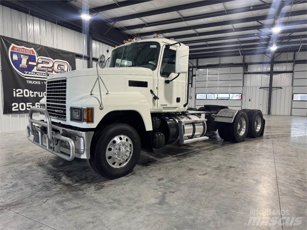Mack Pinnacle 64T 트랙터 유닛