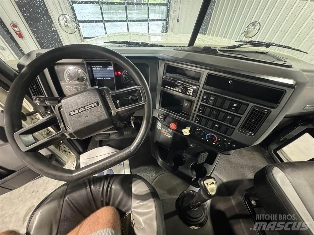 Mack Pinnacle 64T 트랙터 유닛