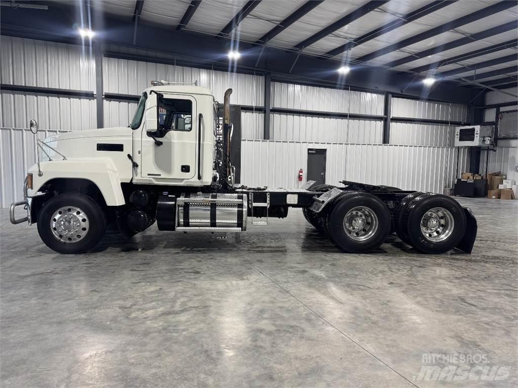 Mack Pinnacle 64T 트랙터 유닛
