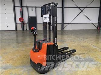 Toyota BT SWE100 보행식 리치 지게차