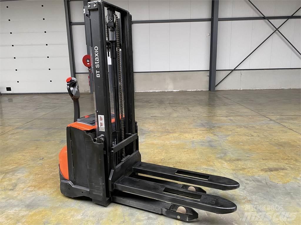 Toyota BT SWE100 보행식 리치 지게차