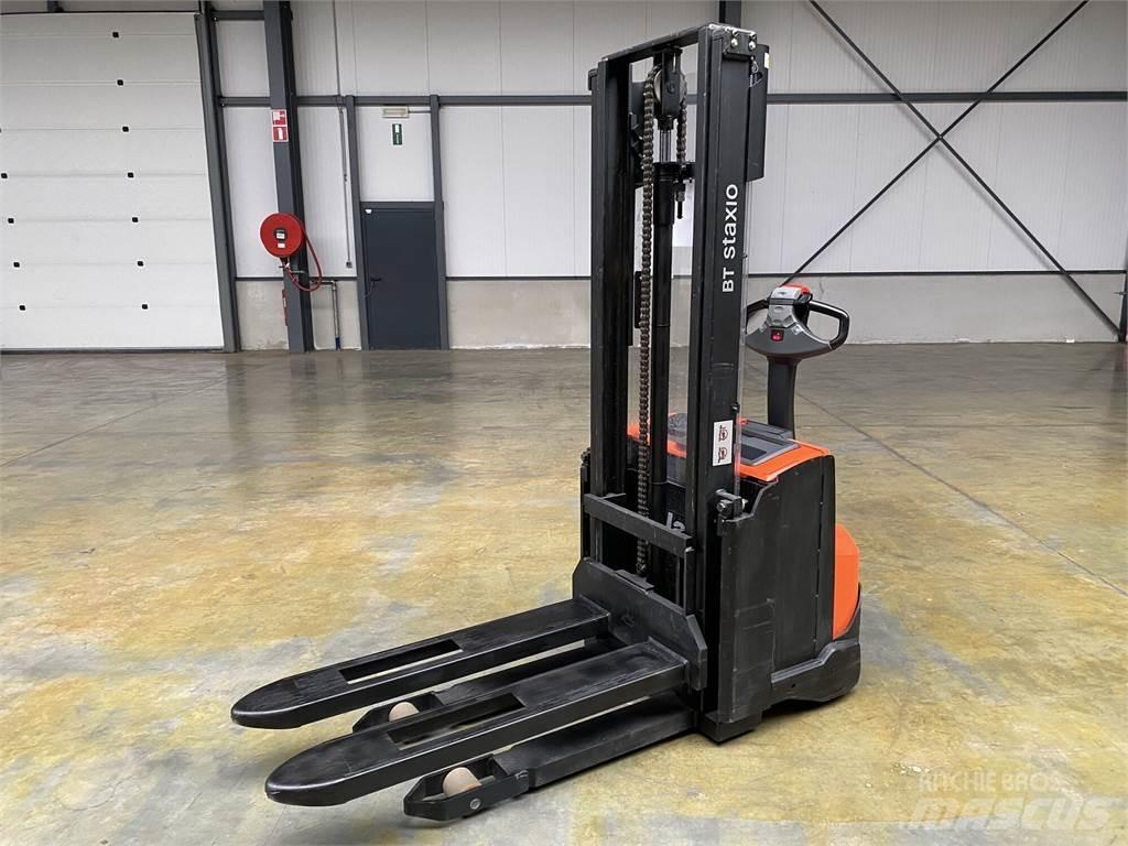 Toyota BT SWE100 보행식 리치 지게차