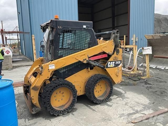 CAT 242D  스키드로더
