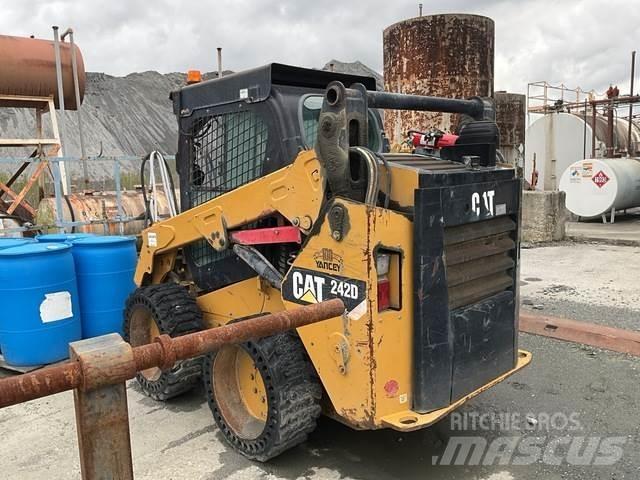 CAT 242D  스키드로더