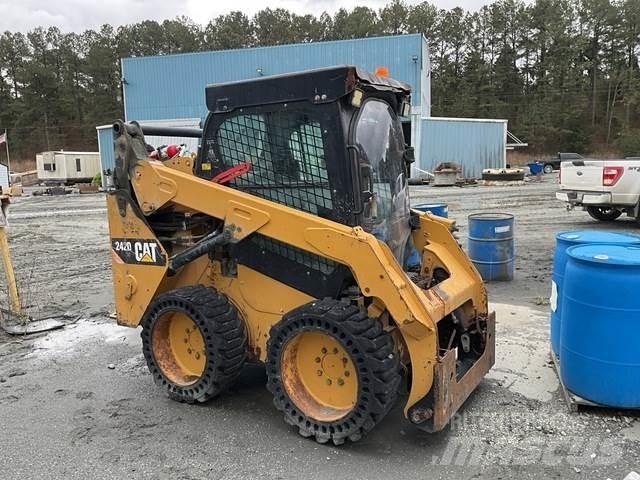 CAT 242D  스키드로더