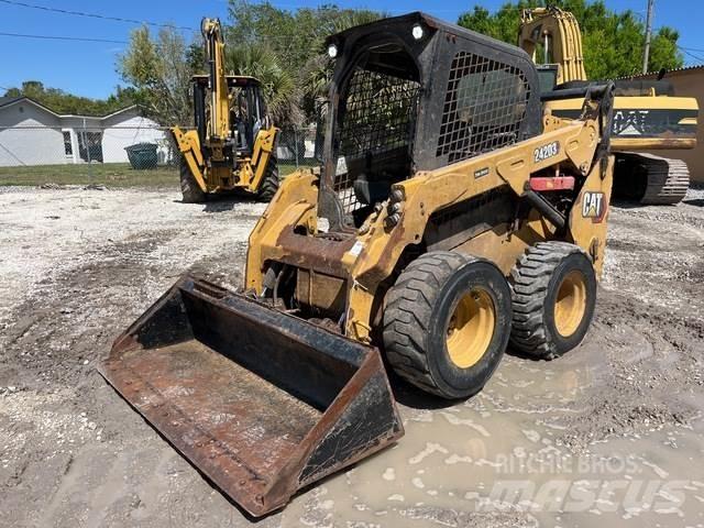 CAT 242D3  스키드로더