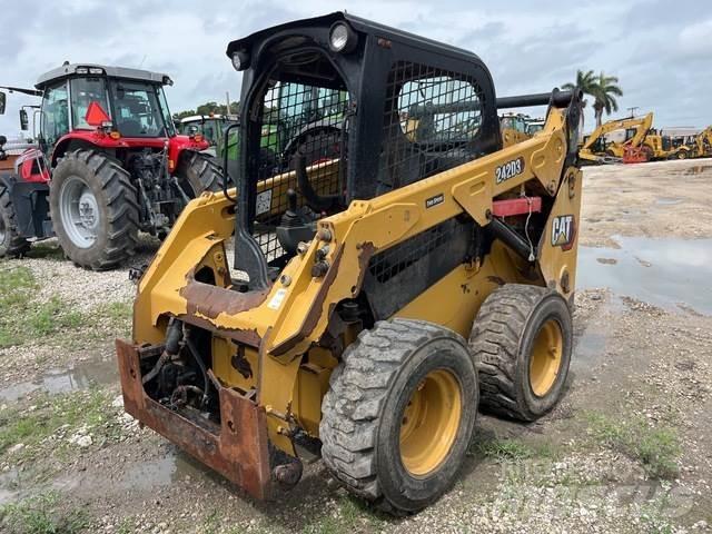 CAT 242D3  스키드로더