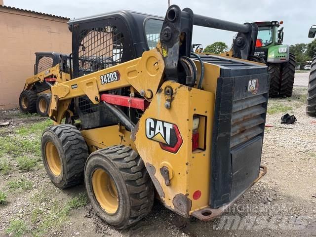 CAT 242D3  스키드로더