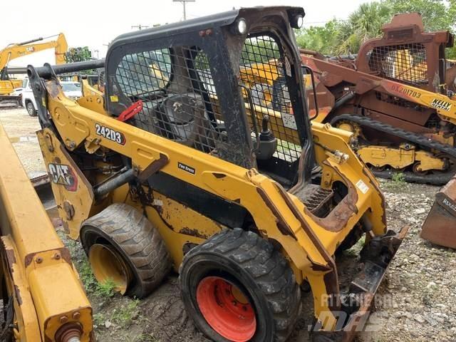 CAT 242D3  스키드로더