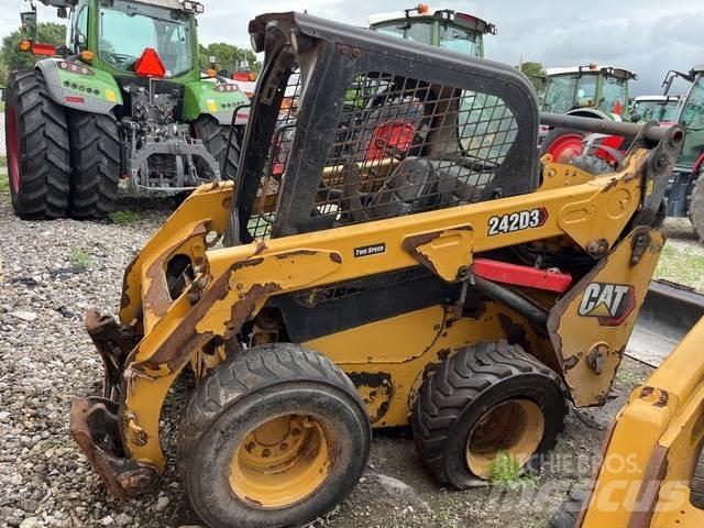 CAT 242D3  스키드로더