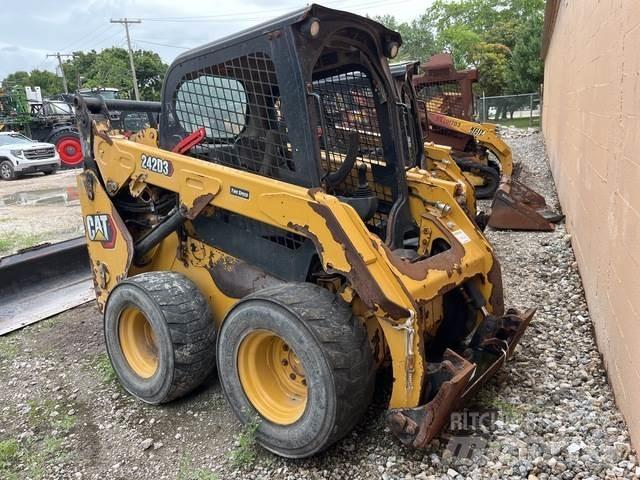 CAT 242D3  스키드로더