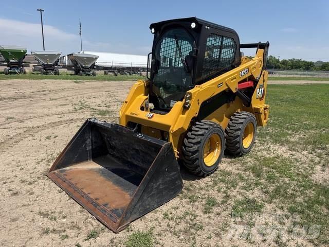 CAT 242D3  스키드로더