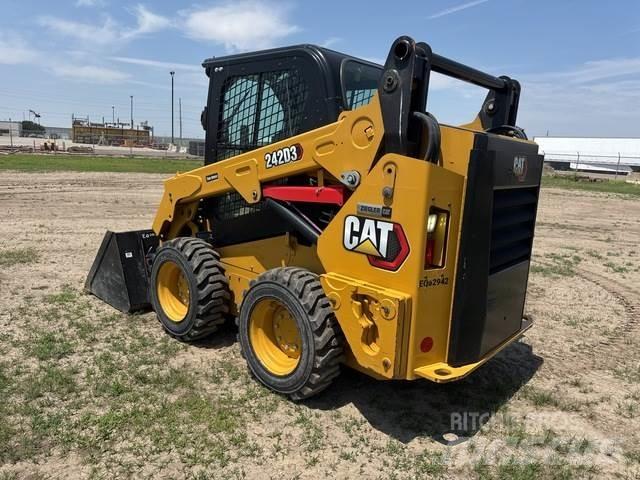 CAT 242D3  스키드로더