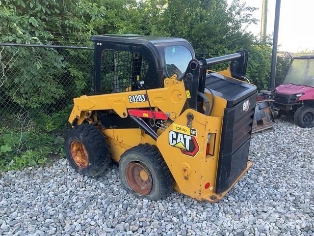 CAT 242D3  스키드로더