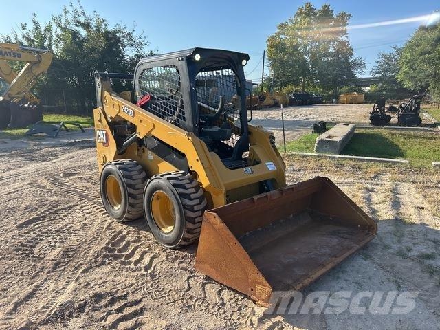 CAT 242D3  스키드로더