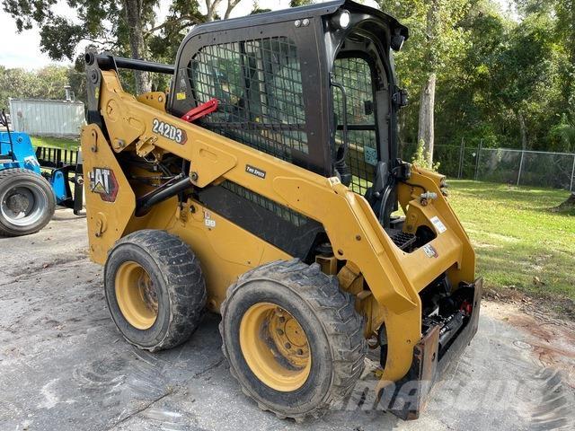 CAT 242D3  스키드로더