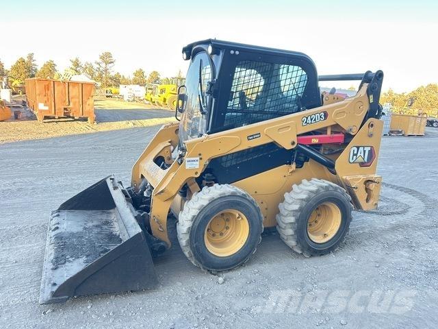 CAT 242D3  스키드로더