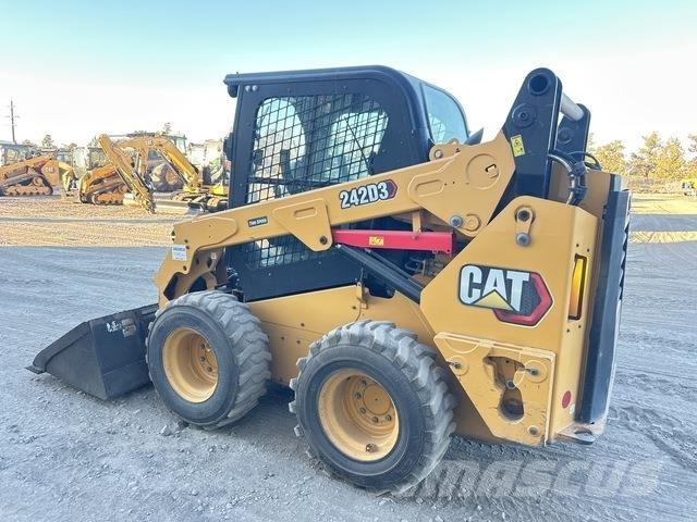 CAT 242D3  스키드로더