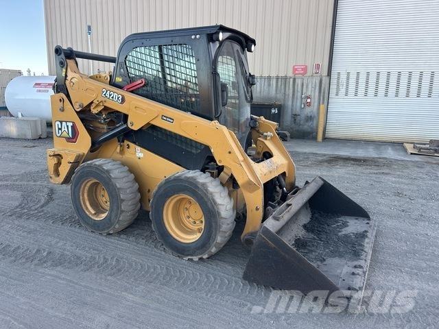 CAT 242D3  스키드로더