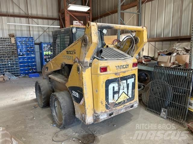 CAT 252B  스키드로더