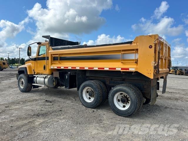 CAT CT681SG 덤프 트럭