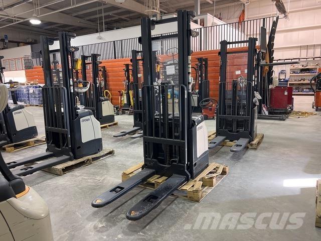 Crown ES 4000 보행식 리치 지게차