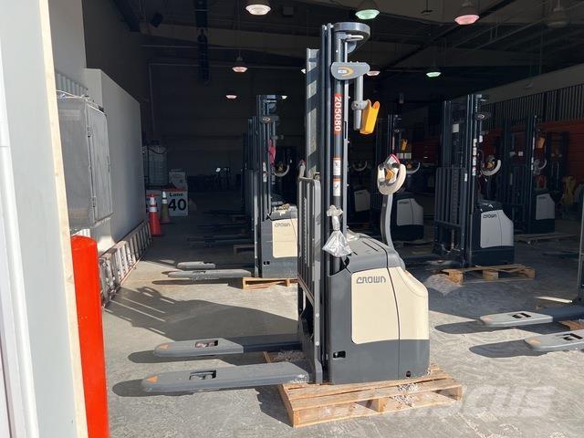 Crown ES 4000 보행식 리치 지게차