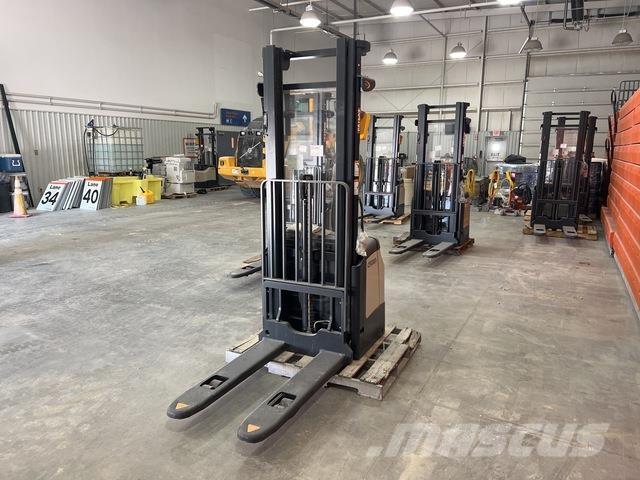 Crown ES 4000 보행식 리치 지게차