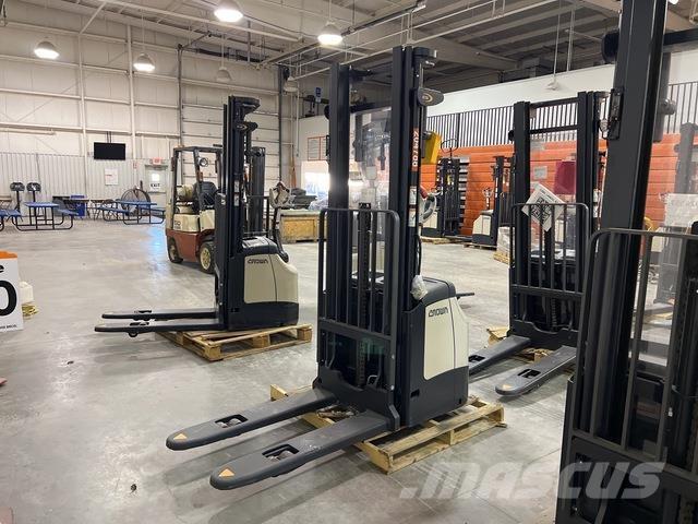 Crown ES 4000 보행식 리치 지게차