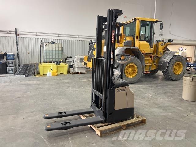 Crown ES 4000 보행식 리치 지게차