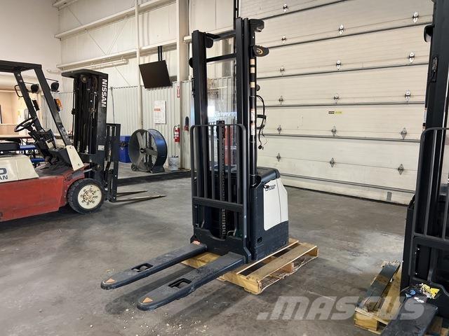 Crown ES 4000 보행식 리치 지게차